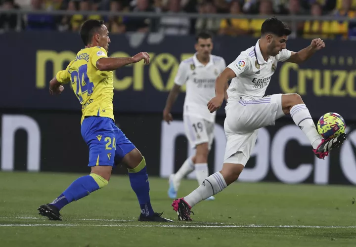 El centrocampista del Real Madrid CF Marco Asensio (d). /EFE