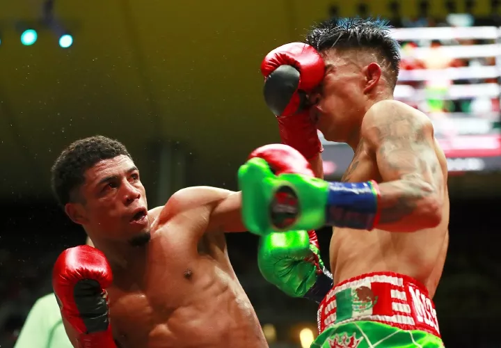 El púgil panameño Ronal ‘El Gallito’ Batista (izq.) durante el combate ante el campeón mundial mosca del CMB, el mexicano Julio César Martínez.