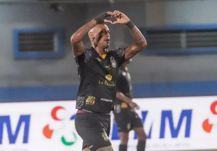 Carlos Small, del Independiente, festeja su gol. /Foto: LPF