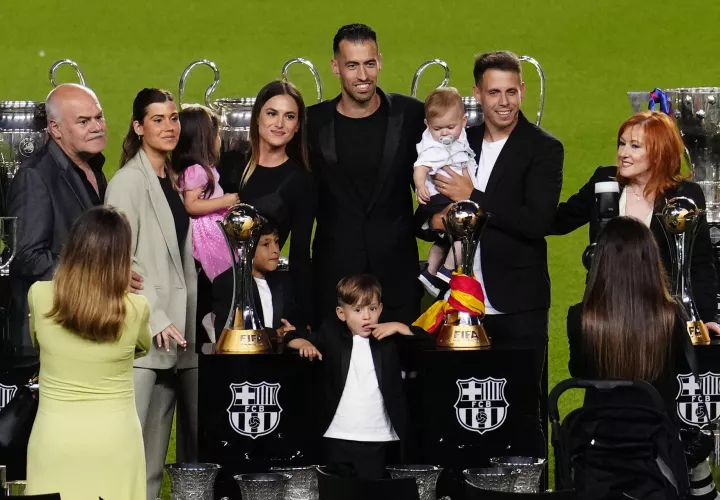 Busquets (c), acompañado por su familia durante la despedida. /EFE