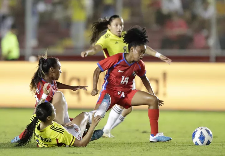 rika Hernández (d) de Panamá controla el balón. /Foto:EFE