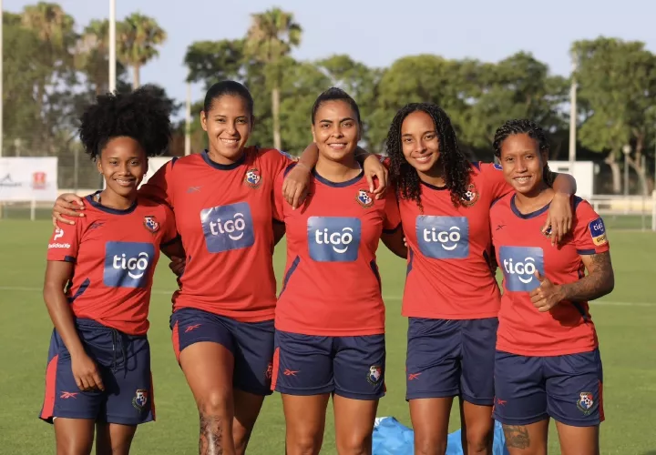 Laurie Batista (centro) junto a sus compañeras de selección. Foto: Fepafut