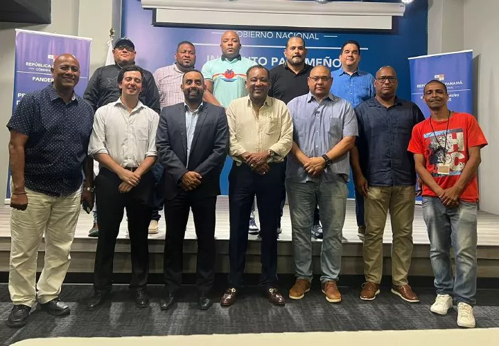 Abdiel Blanco hijo junto a su junta directiva y miembros de las ligas provinciales que participaron en las elecciones de la Fepaba. Foto: Cortesía