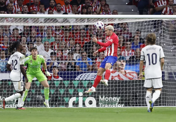 Antoine Griezmann (cd) dispara de cabeza a puerta  /Foto: EFE