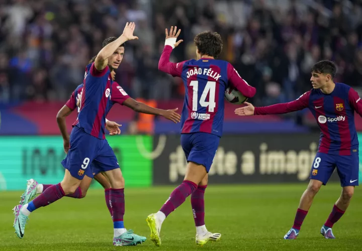 Lewandowski (i) celebra con João Félix (c) tras marcar el 1-1. /Foto: EFE