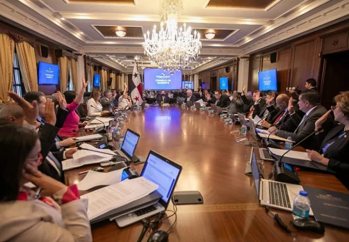 El presidente de la República, Laurentino Cortizo recibió el Plan de Accesibilidad Universal durante el Consejo de Gabinete .