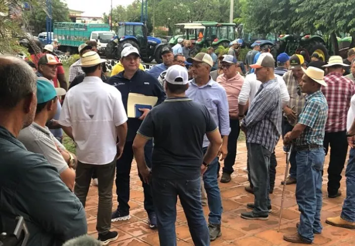 Los  productores decidieron dejar indefinidamente sus equipos agrícolas estacionados frente al palacio de la Gobernación de Los Santos.