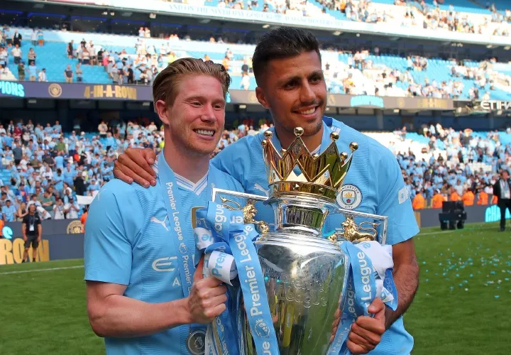 Rodri (d) y Kevin De Bruyne, del Manchester City. Foto: EFE