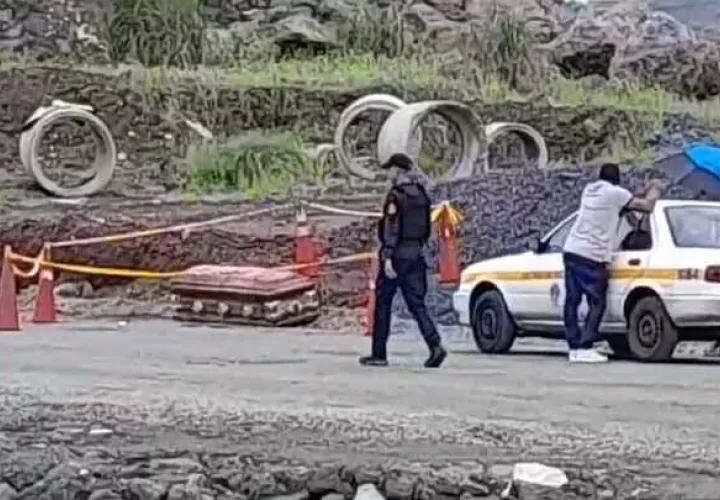 El ataúd abandonado en la carretera. (Foto-Video: Landro Ortiz)