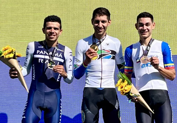 Franklin Archibold (izq.) durante la premiación de la contrarreloj individual Élite masculina del Campeonato Panamericano de Ciclismo. Foto: Fepaci