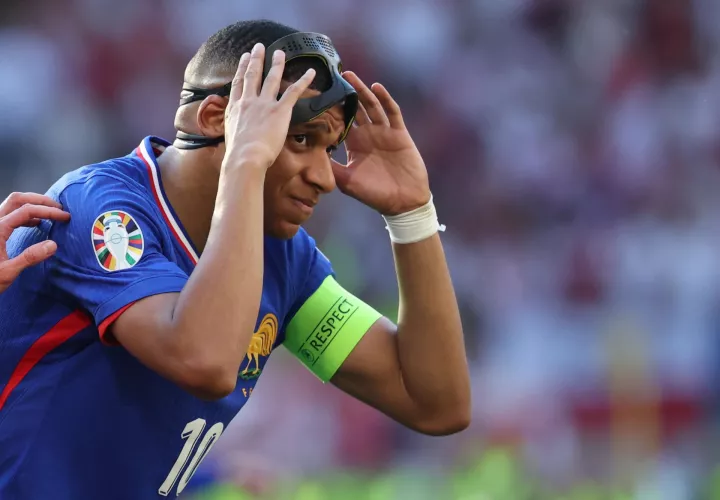 El francés Kylian Mbappé reacciona durante el partido del grupo D que han jugado Francia y Polonia. / EF