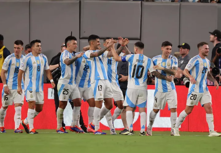 Los argentinos festejan la anotación de Lautaro. /Foto: EFE