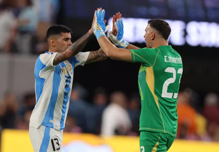 Emiliano Martínez es felicitado por su compañero Cristian Romero. /Foto: EFE