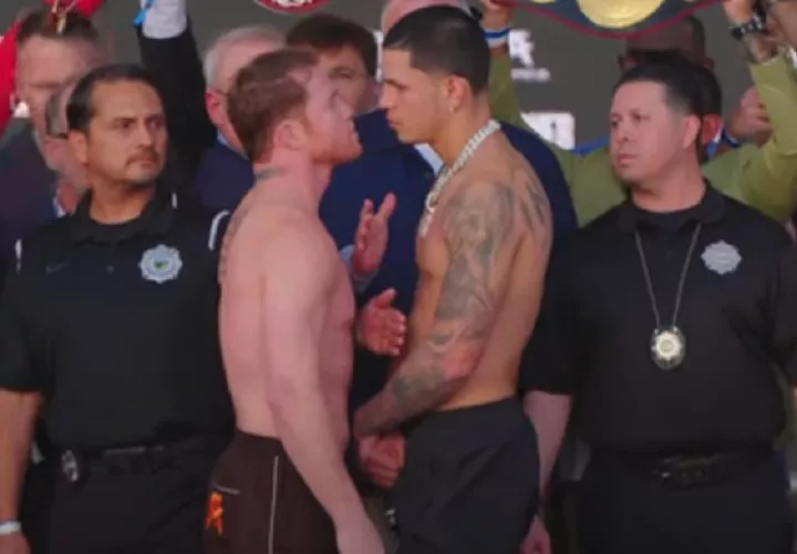 Saúl ‘Canelo’ Álvarez (izq.) y Edgar Berlanga durante la ceremonia de pesaje oficial realizada ayer. Fotos: PBC Champions