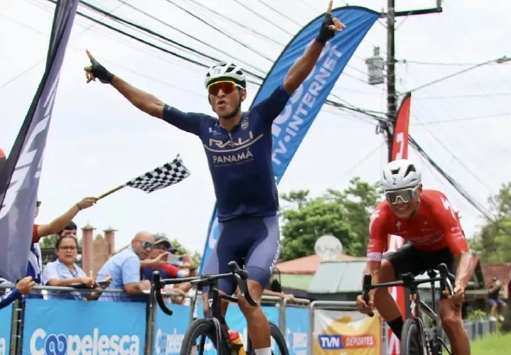 Alex Strah al momento de cruzar la meta en la etapa de ayer de la Vuelta a San Carlos. Foto: Fepaci