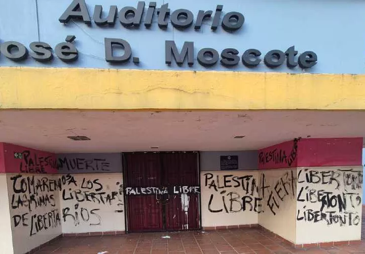 El Auditorio José Dolores Moscote ayer amaneció pintado y con varios candados.