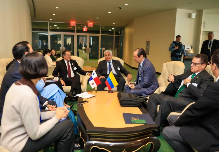 Los mandatarios junto con parte de sus delegaciones.