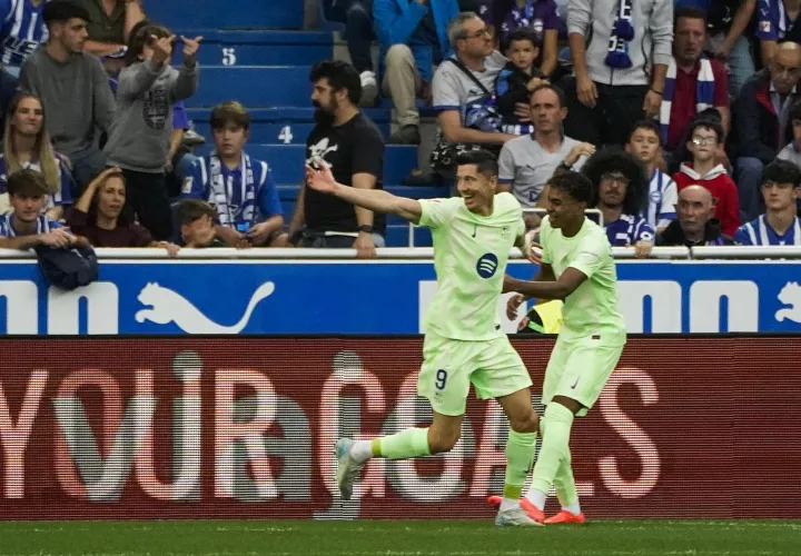 El delantero polaco del FC Barcelona Robert Lewandowski celebra con Lamine Yamal (d) el gol marcado ante el Alavés. /Foto: EFE