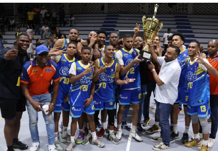 Arriba, el equipo de Colón. Abajo, Aldimir Castillo (izq.), MVP de la Final y Guillermo Navarro, MVP del torneo. Fotos: Fepaba