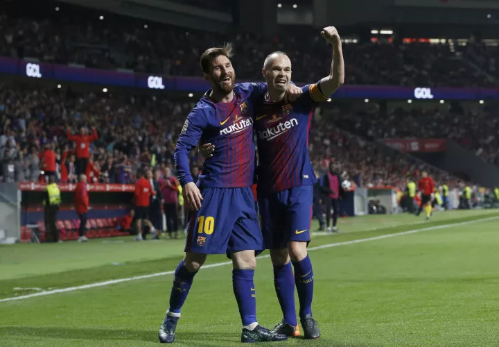 Los jugadores Lionel Messi (i) y Andrés Iniesta durante un partido con el FC Barcelona. EFE