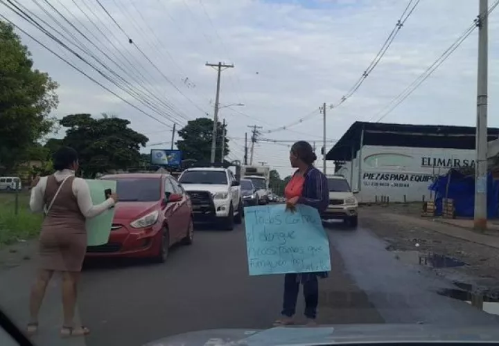 Protesta de las dos residentes del sector de Villalobos, Pedregal.