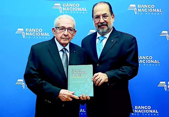 El libro “Esclavos, cimarrones, libertos fue escrito por el Dr. Alfredo Castillero Calvo. 