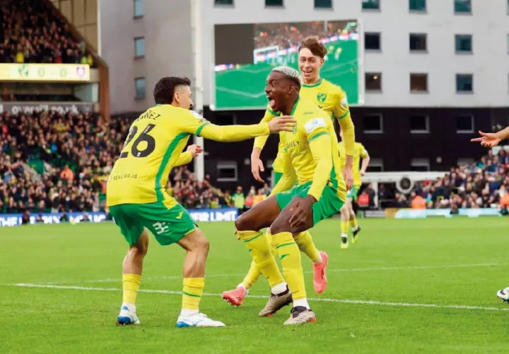 José Córdoba (c), defensor del Norwich, festeja su primera anotación en le fútbol de Inglaterra.