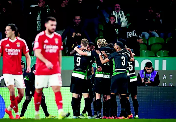 Jugadores del Sporting festejan el 1-0 ante Benfica.