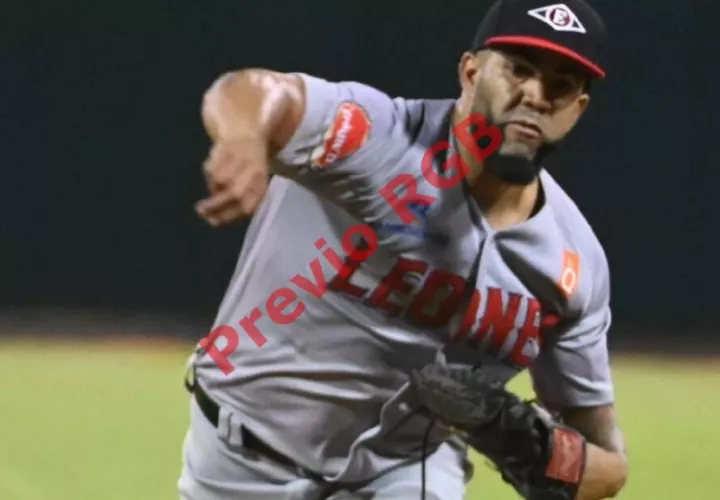 El lanzador derecho Darío Agrazal en acción con su equipo, Leones del Escogido, en el béisbol profesional de República Dominicana.