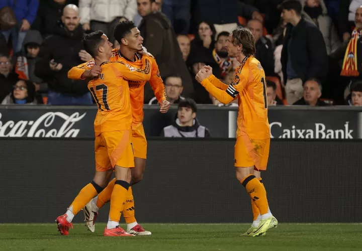 Modric (d) festeja el gol de Bellingham.