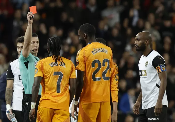 Vinicius vio la roja ante el Valencia.