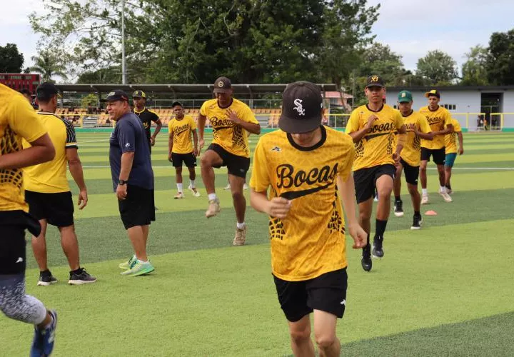 Los integrantes de la Selección de Béisbol Juvenil de Bocas del Toro durante un entrenamiento con miras al torneo nacional.