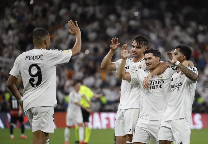 Los jugadores del Real Madrid celebran el segundo gol de su equipo durante el partido de semifinales de la Supercopa de España.