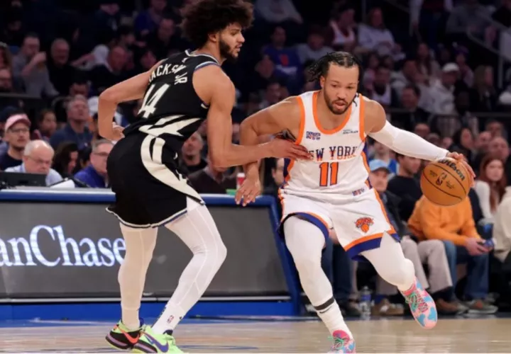 Jalen Brunson (der.) con el balón.