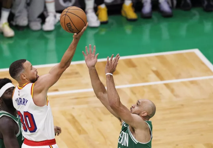 Stephen Curry es defendido durante el partido. Foto: EFE