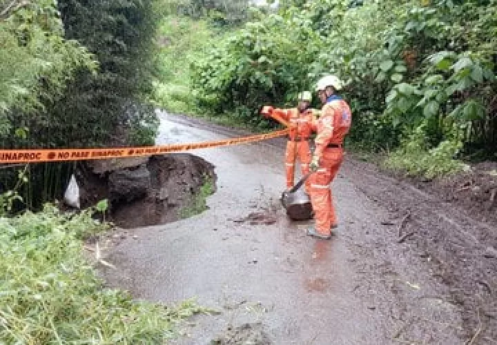 Personal de Sinaproc realizó una inspección a la vía que conduce al sector de Las Nubes en Cerro Punta. Se colocó cinta perimetral por seguridad.