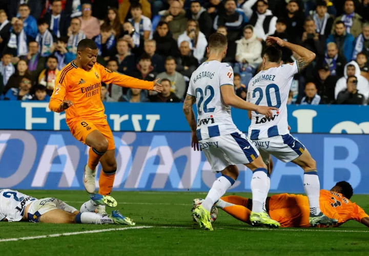 Kylian Mbappé (i) y Vinicius Junior, en una jugada ante los jugadores del Leganés, Matija Nastasic y Javi Hernández. EFE