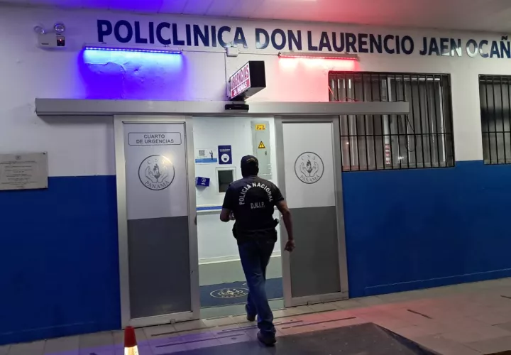 Unidad policial en las afueras del centro hospitalario donde llevaron a un herido.