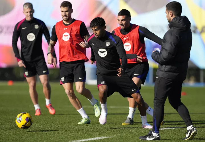 Los jugadores del FC Barcelona Lamine Yamal (2d) con Ferrán (d), Íñigo Martínez (2i) y Dani Olmo (i) durante el entrenamiento. /EFE