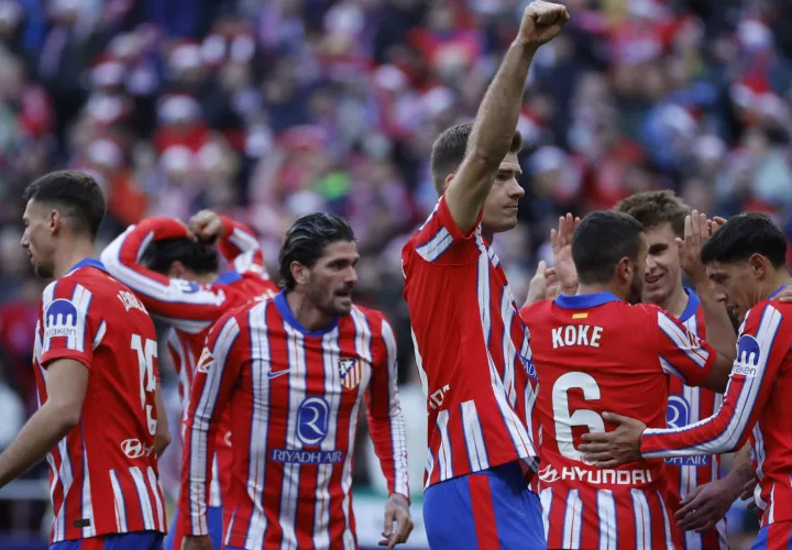 El delantero noruego del Atlético de Madrid Alexander Sørloth (c) celebra con sus compañeros el gol marcado ante el Getafe. /EFE