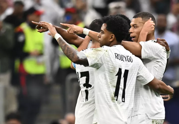 Kylian Mbappe (d) celebra con sus compañeros en gol durante el partido. /Foto: EFE