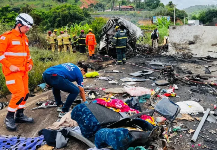 Bomberos acuden al lugar del accidente. Foto: EFE