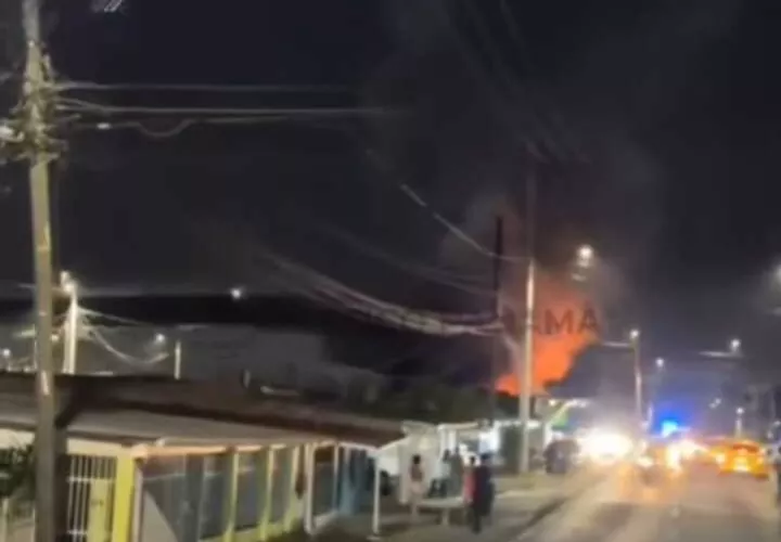 Escena del incendio registrado anoche.   (Foto: Tráfico Panamá)