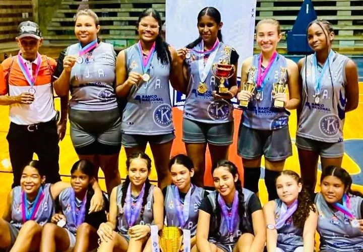 Equipo femenino U-14 de baloncesto del Instituto Justo Arosemena (IJA). Foto: LBK