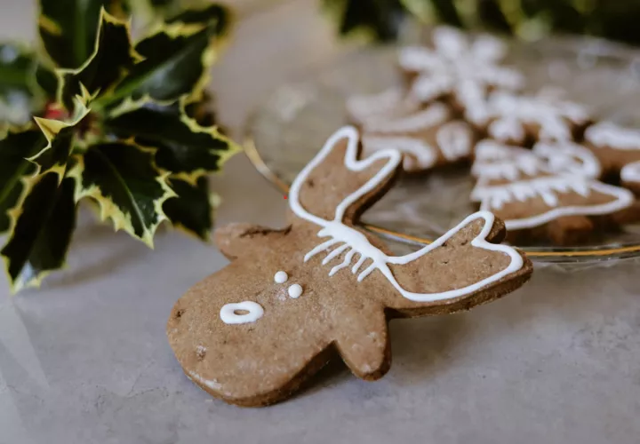 Hacer galletas o dulces es una buena opción para pasar tiempo con tus hijos. Foto: Pexels