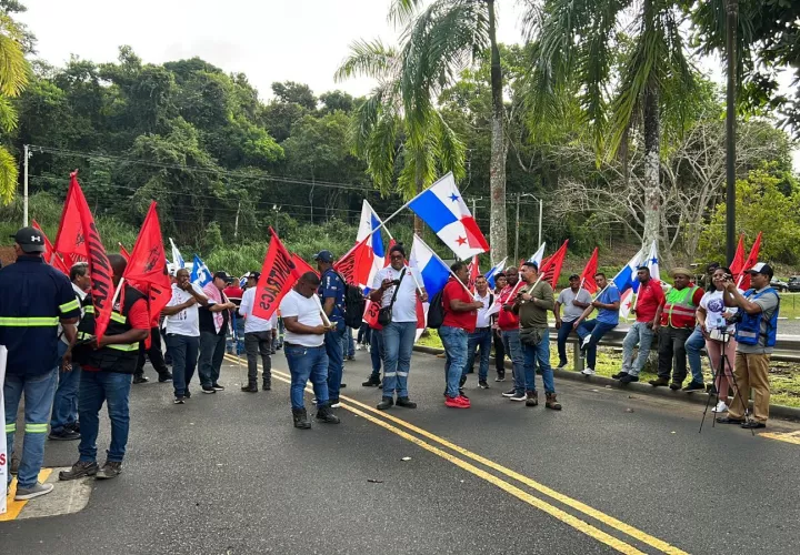 Suntracs protesta en las instalaciones de la embajada de los Estados Unidos.