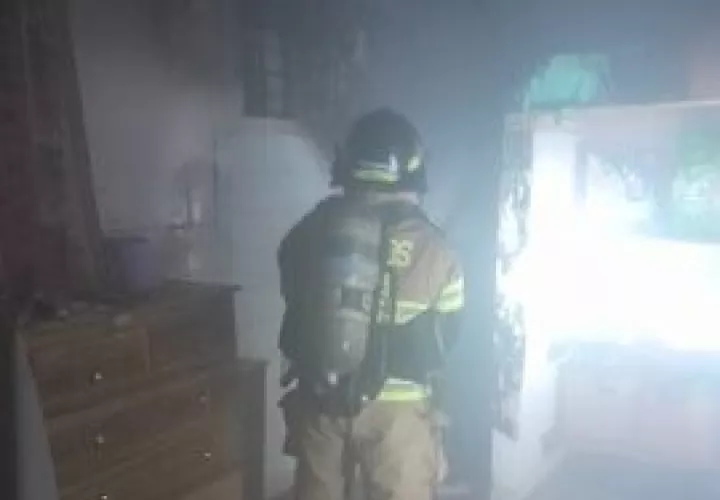 Bomberos combaten el fuego en la Casa-Hogar Soná.