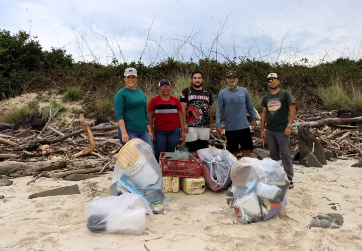 Durante una jornada de limpieza en el Refugio de Vida Silvestre Isla Iguana. Foto: Cortesía