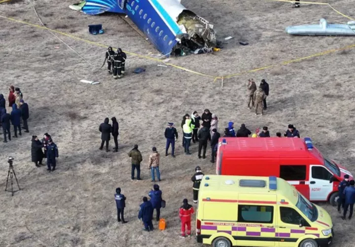 Integrantes dle cuerpo de emergencias trabajan en el lugar donde se estrelló un avión. Foto: EFE