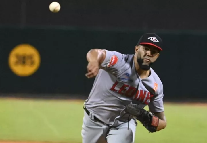 El lanzador derecho Darío Agrazal en acción con su equipo, Leones del Escogido, en el béisbol profesional de República Dominicana.